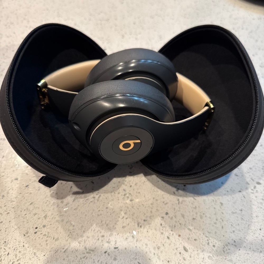 Beats Studio3 Wireless Noise Cancelling Headphones gray